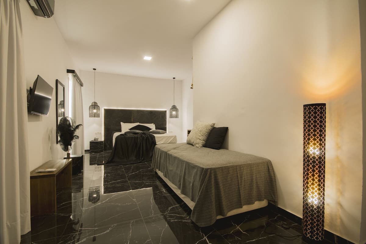 Deluxe Süit, Bahçe Manzaralı | 1 yatak odası, odada kasa, masa, dizüstü bilgisayar çalışma alanı