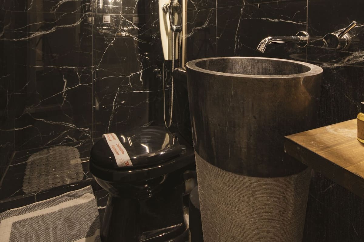 Deluxe Süit, Bahçe Manzaralı | Banyo | Duş, saç kurutma makinesi, bornoz, terlik