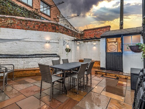 Spacious home, sleeps 9 - walker & cyclist retreat -Pass the Keys