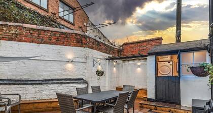 Spacious home, sleeps 9 - walker & cyclist retreat -Pass the Keys