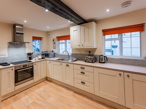 Fridge, microwave, oven, dishwasher - Spacious home, sleeps 9 - walker & cyclist retreat -Pass the Keys (Shropshire)