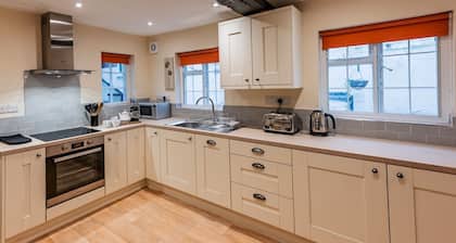 Pass the Keys | Spacious home, sleeps 9 - walker & cyclist retreat