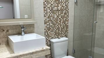 Een douche, een haardroger, handdoeken, zeep