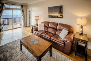 Smart TV, fireplace - Mountain Views + Walk to Overlook Barn, Slopes, Fred's & White Wolf! (Banner Elk)