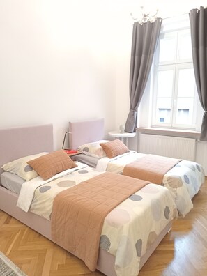 2 habitaciones, tabla de planchar con plancha, wifi y ropa de cama 