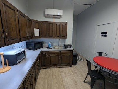Queen Room with Free Laundry
