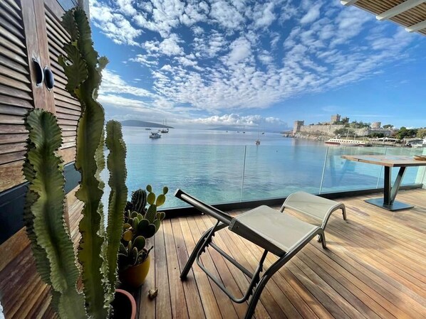 Deluxe-íbúð - sjávarsýn - vísar út að hafi | Verönd/útipallur