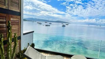 Appartement Deluxe, vue mer, en front de plage | 1 chambre, coffres-forts dans les chambres, rideaux occultants