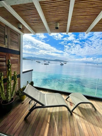 Deluxe Apartment, Sea View, Beachfront | 1 bedroom, in-room safe, blackout drapes, soundproofing