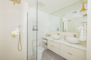 Dusche, Haartrockner, Handtücher, Seife