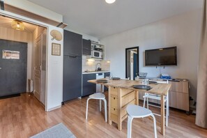 Fridge, microwave, dishwasher, coffee/tea maker - 200m from resort center, 3rd floor, swimming pool, balcony, tv, ski locker, 24m², Les Orres (Les Orres)