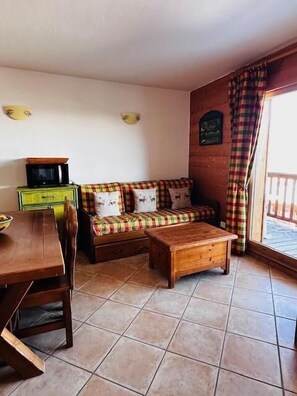 Living area - 10m from ski slopes, 2nd floor, view mountain, balcony, tv, ski locker, 40m², Les Arcs (Les Arcs)