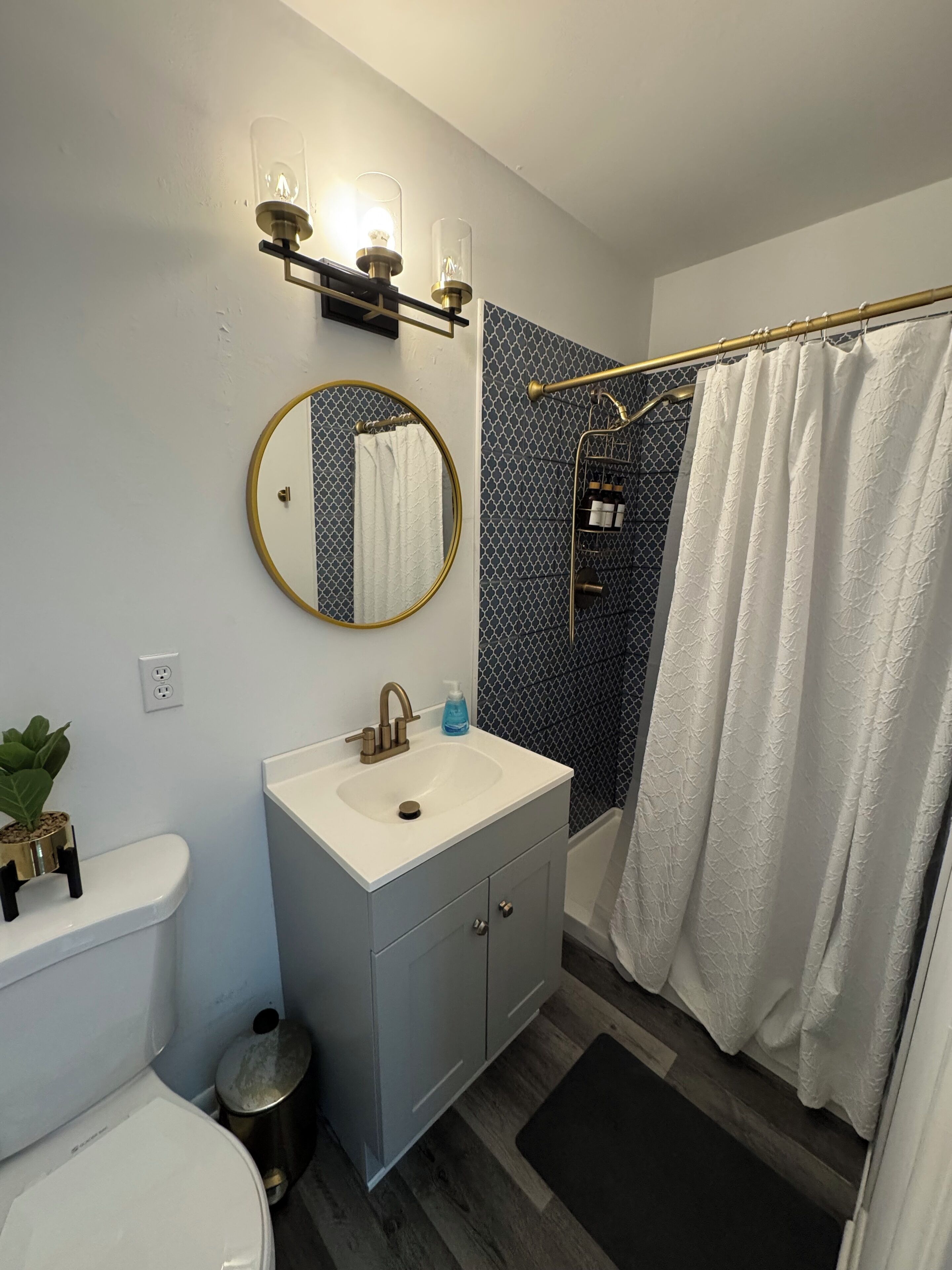 Dusj, hårføner, håndklær og såpe