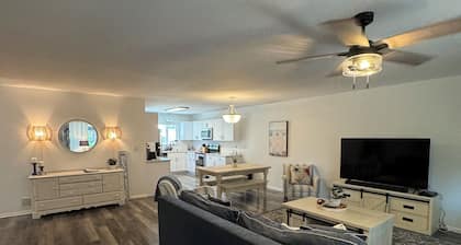 3 BR End Unit Rowhouse 1 Mile to Bethany Boardwalk, Walk to Shops & Restaurants