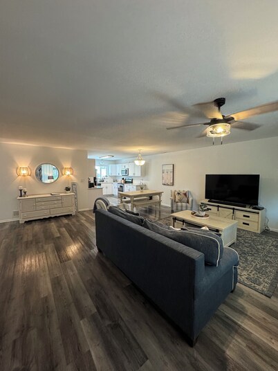 3 BR End Unit Rowhouse 1 Mile to Bethany Boardwalk, Walk to Shops & Restaurants