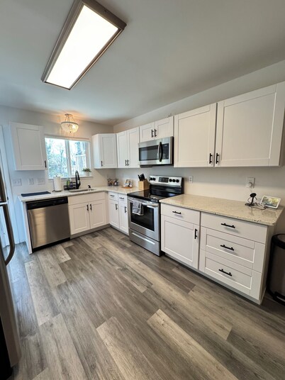 3 BR End Unit Rowhouse 1 Mile to Bethany Boardwalk, Walk to Shops & Restaurants