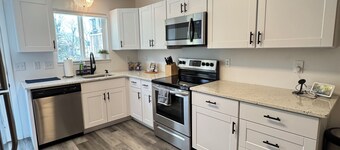 3 BR End Unit Rowhouse 1 Mile to Bethany Boardwalk, Walk to Shops & Restaurants