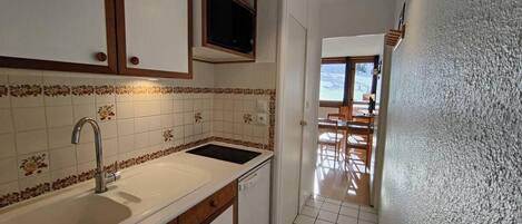 Réfrigérateur, micro-ondes, four