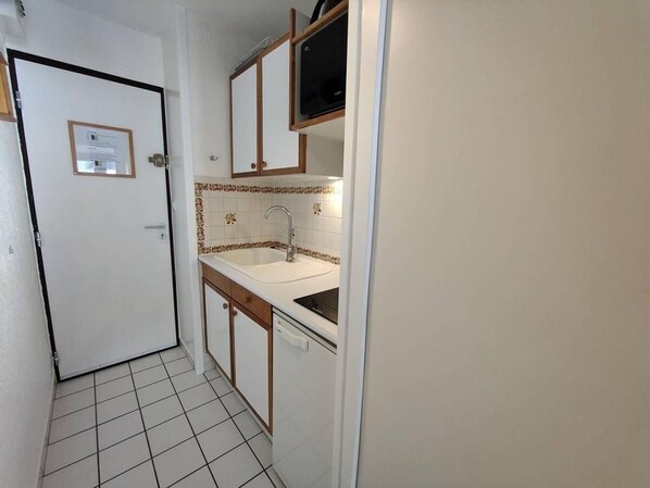 Réfrigérateur, four à micro-ondes, un four