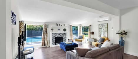 TV connectée, cheminée, lecteur de DVD, vidéothèque