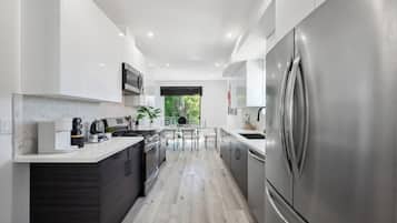 Een koelkast, een magnetron, een oven, een kookplaat