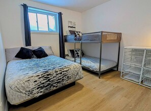 5 bedrooms, WiFi, bed sheets