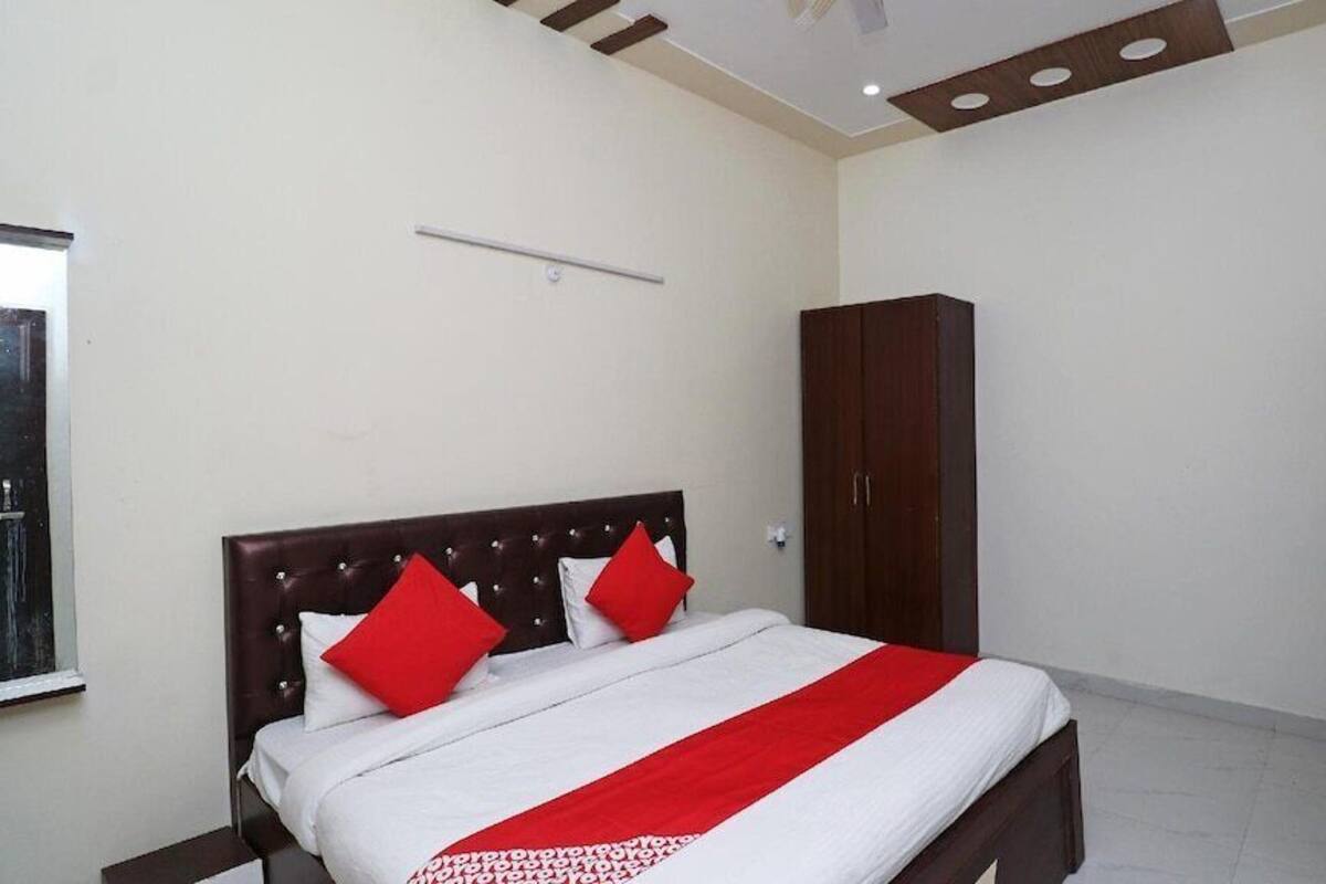 Una camera da letto con un letto, un armadio e una TV montata a parete.