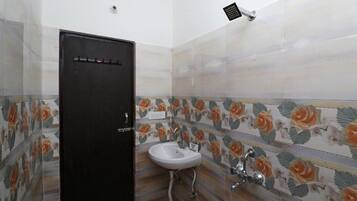 Dobbeltrom – deluxe, byutsikt | Bad | Toalettartikler (inkludert), håndklær, såpe og sjampo