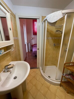 Dusche, Haartrockner, Bidet, Handtücher