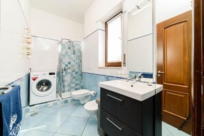 Haartrockner, Handtücher, Seife, Toilettenpapier