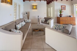 Televisión, reproductor de DVD, estéreo