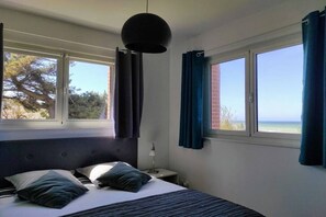 4 bedrooms, iron/ironing board, internet, bed sheets