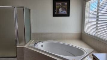 吹风机、毛巾、卫生纸