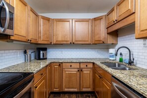 Fridge, microwave, oven, stovetop - Cozy Duplex w/ King Bed + 2 Full (Maryville)