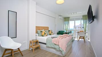 Estúdio, vista para a cidade | Área de estar | TV de tela plana