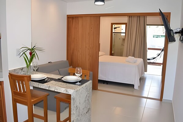 1 habitación, tabla de planchar con plancha y ropa de cama 