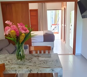 1 habitación, tabla de planchar con plancha y ropa de cama 