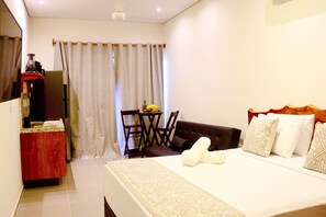 1 habitación, tabla de planchar con plancha, wifi y ropa de cama
