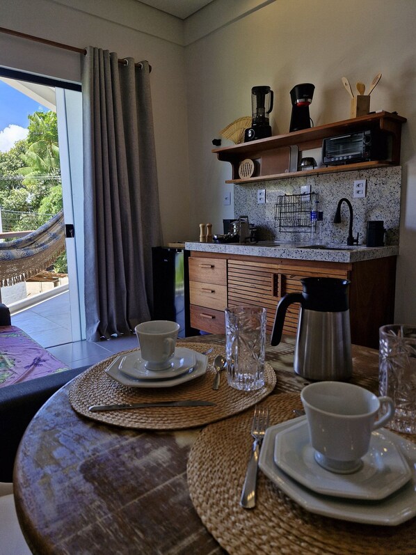Fridge, oven, coffee/tea maker, cookware/dishes/utensils - Studio Jardim Tropical: balcony & nearby the beach (Itacaré)