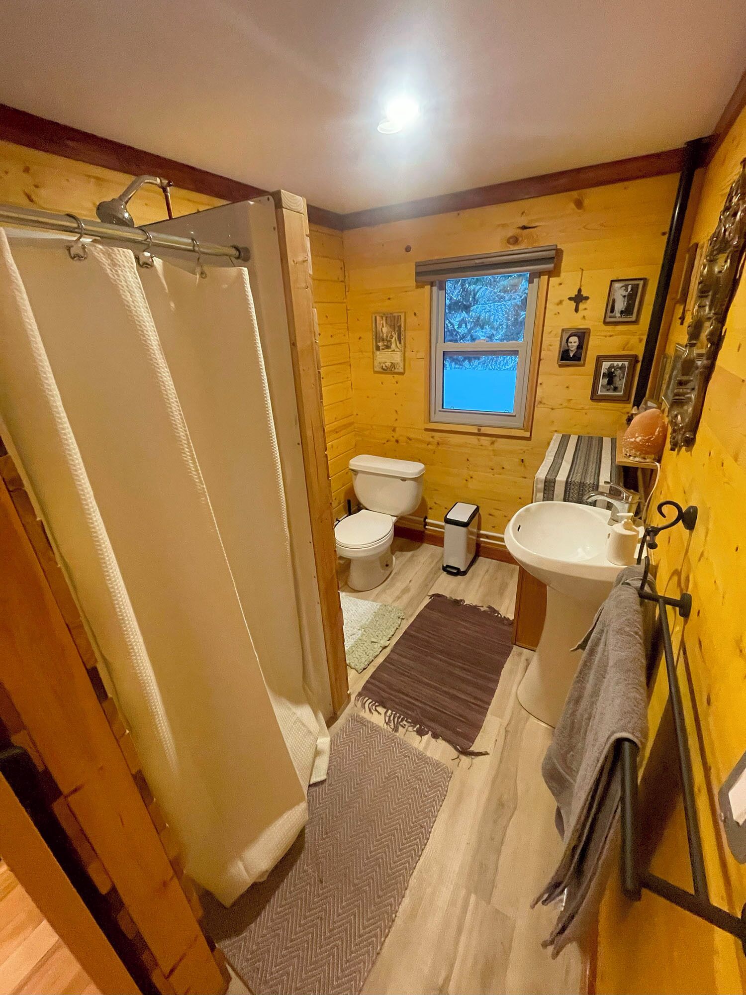 Dusche, Handtücher, Seife, Toilettenpapier