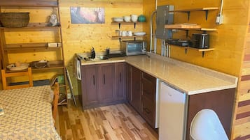 Een oven, een koffiezetapparaat/waterkoker, een broodrooster