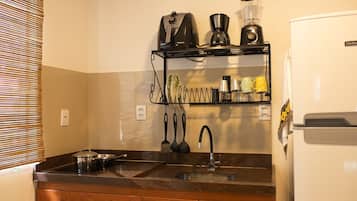 Refrigerador, cafetera y tetera y utensilios de cocina