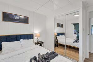 2 bedrooms, desk, iron/ironing board, WiFi