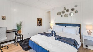 2 soverom, skrivebord, strykejern/-brett og wi-fi (inkludert)