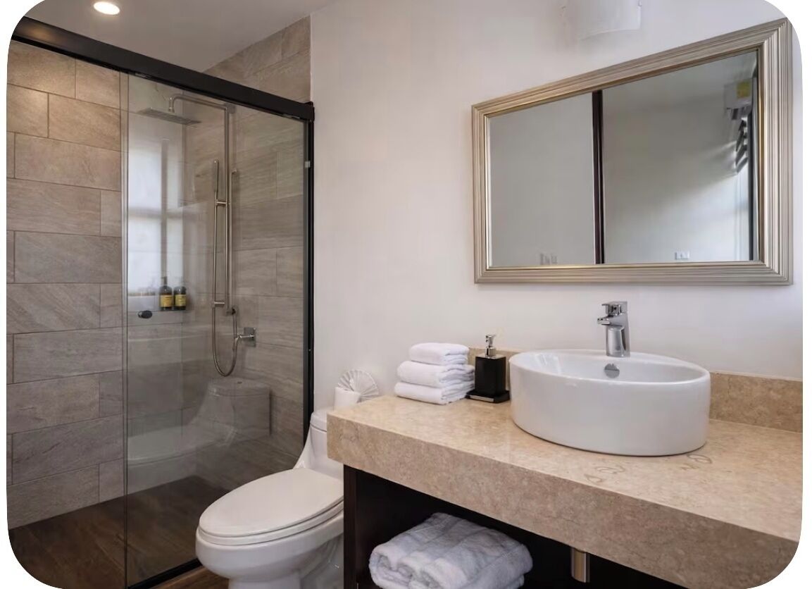 Douche, sèche-cheveux, serviettes fournies, savon