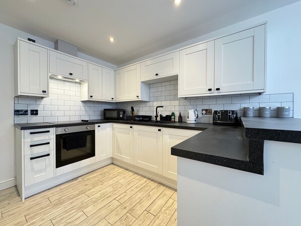 Private kitchen - Modern 2 Bedroom Apartment | Near Hospital & Races (Doncaster)