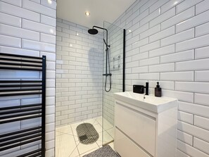 Bathroom - Modern 2 Bedroom Apartment | Near Hospital & Races (Doncaster)