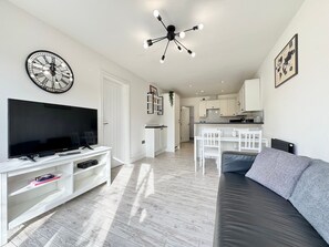 TV - Modern 2 Bedroom Apartment | Near Hospital & Races (Doncaster)