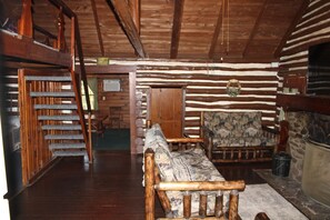Una televisión, una chimenea