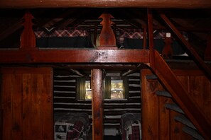 4 bedrooms, WiFi, bed sheets - Cabin fit for a Family (Clarington)